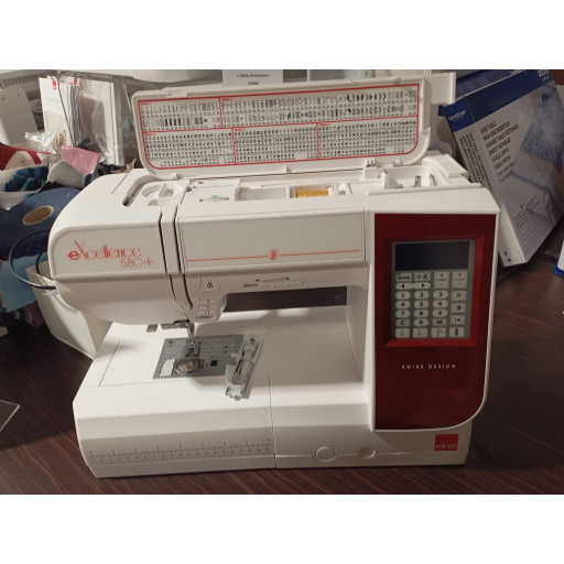 Elna eXcellence 580+ Edition spéciale | Modèle d'exposition / Occasion (Etat : Comme Neuf)